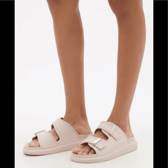 【関税込み】alexander mcqueen Sandals Alexander McQueen Men's Hybrid Sandal in Ash Grey Alexander
